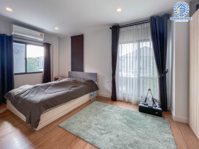 *****บ้านแฝดมือสองย่านปทุมธานี ม.เวนิว ติวานนท์-รังสิต เนื้อที่มากถึงเกือบ 39 ตร.ว. ฟังก์ชัน 3 ห้องนอน 3 ห้องน้ำ 2 ที่จอดรถ บ้านราคาดีสุดในโครงการ สภาพใหม่แทบไม่เคยอยู่ มาพร้อมของแถมเพียบ!! บนทำเลดี ใกล้รถไฟฟ้าสายสีแดง "สถานีรังสิต", ทางด่วน "ศรีสมาน" และ "ศรีรัช"